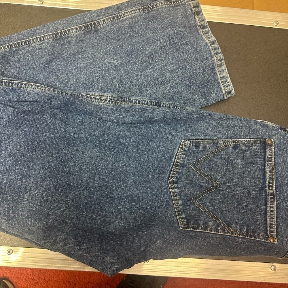 9. Women’s wranglers size 9 x 36 - Picture 4 of 7